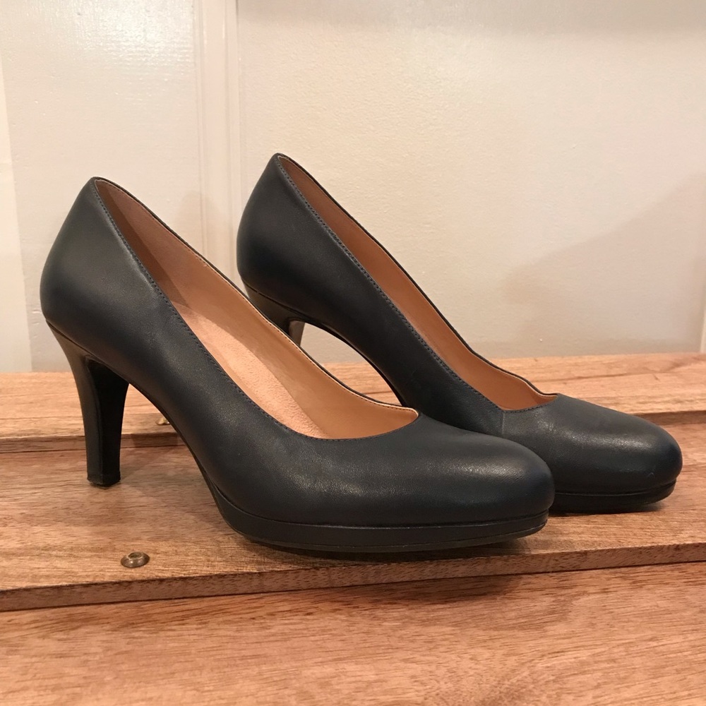Navy Pumps